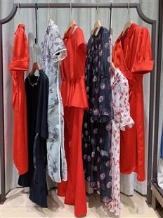 瞳日22年时尚品牌春夏款实体直播货源采用‬面料桑蚕丝印花连衣裙
